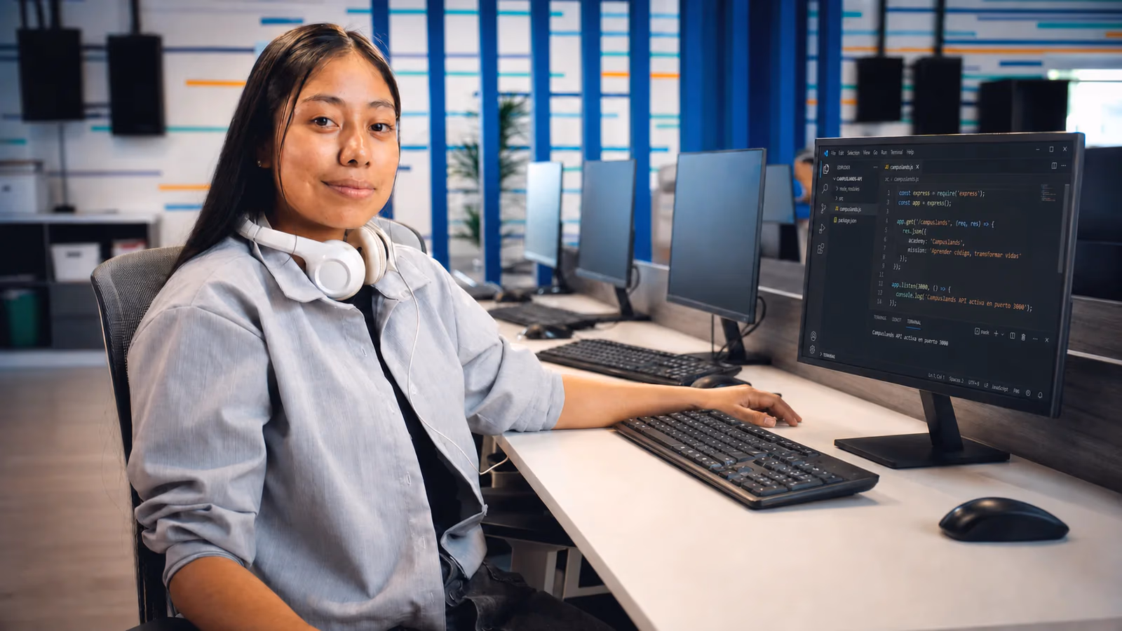 Camper de Campuslands Guatemala desarrollando software en Campus Tec