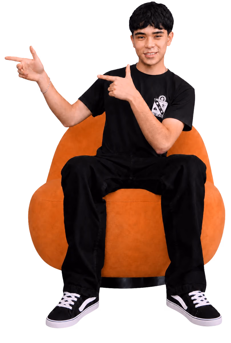 Joven camper de Campuslands Guatemala señalando hacia las opciones para emplear talento tecnológico