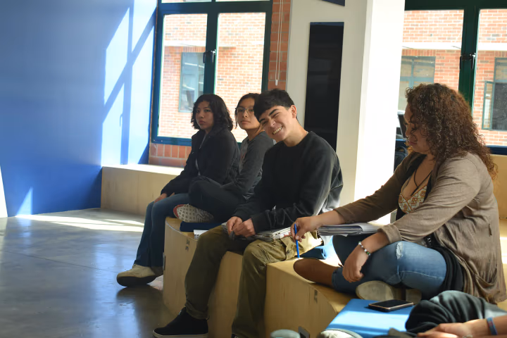 Jóvenes de Campuslands Guatemala compartiendo una experiencia de aprendizaje