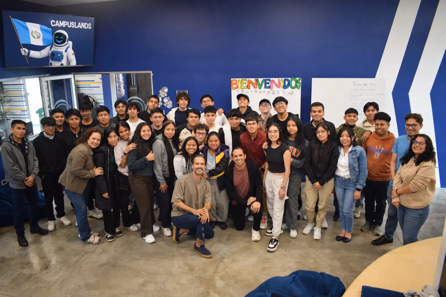 Comunidad de campers y equipo de Campuslands Guatemala reunida en sus instalaciones