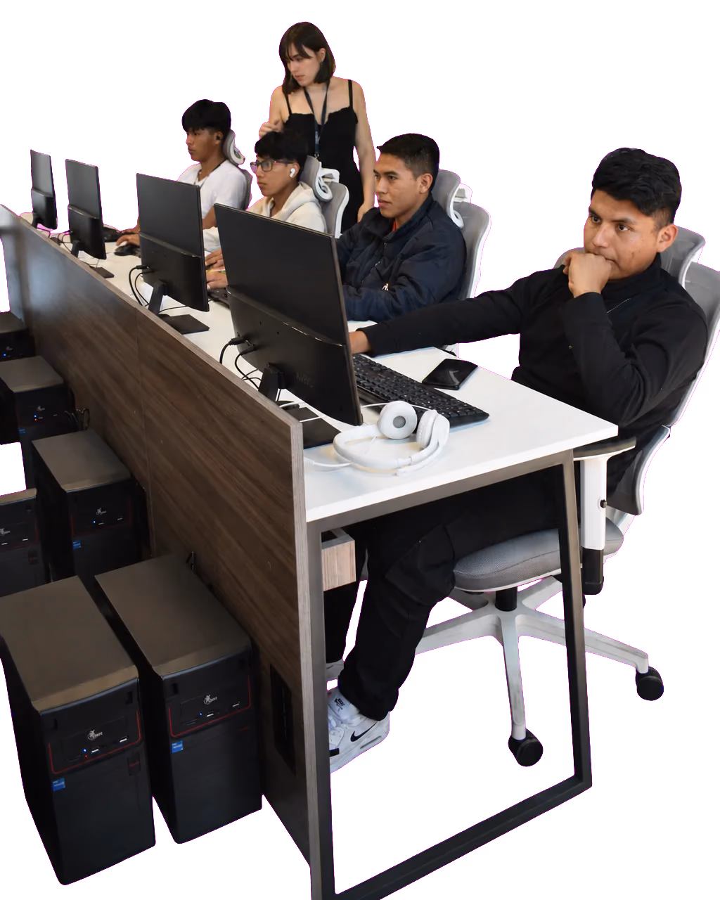 Instructora acompañando a jóvenes de Campuslands Guatemala durante su formación tecnológica