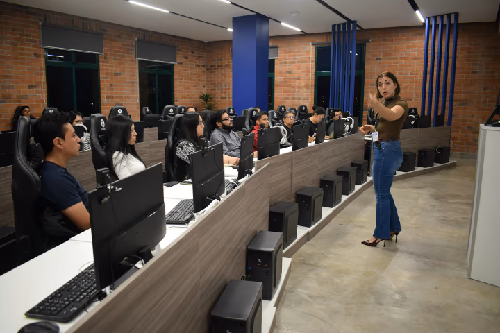 Campers de Campuslands Guatemala durante una sesión de formación presencial