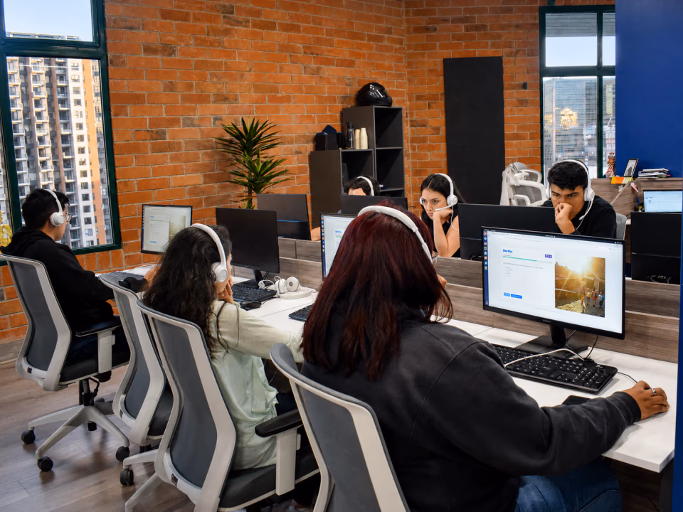 Estudiantes de Campuslands Guatemala durante una jornada de formación tecnológica en Campus Tec