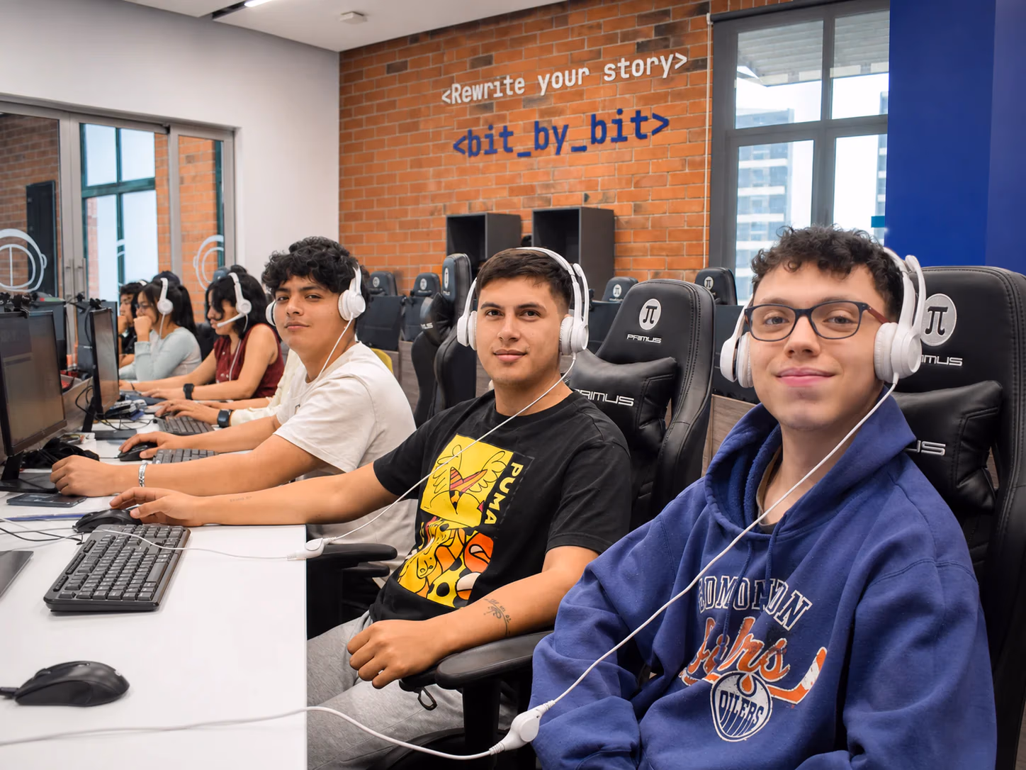 Campers de Campuslands Guatemala con audífonos durante una jornada de formación en Campus Tec