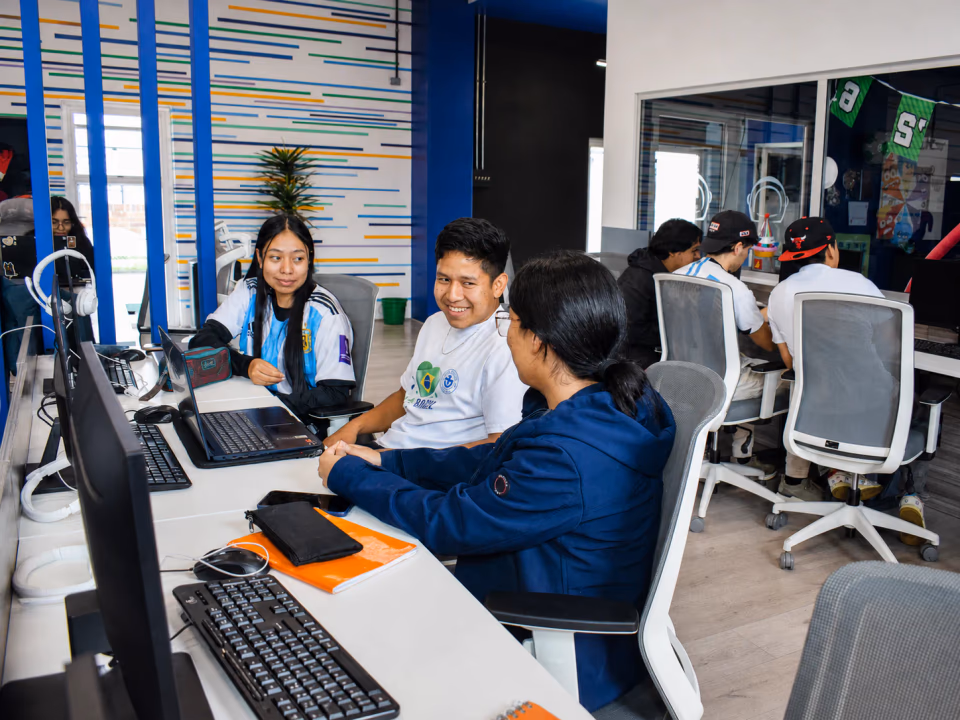 Estudiantes de Campuslands Guatemala colaborando durante su formación tecnológica en Campus Tec