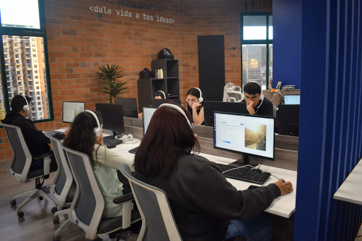 Campers desarrollando proyectos de programación en las instalaciones de Campuslands