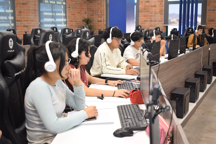 Talento joven de Guatemala concentrado en su formación tecnológica